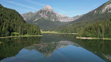 Ein-Riesiger,-Ruhiger-See,-Umgeben-Von-Hohen-Bergen,-Besonders-Humorvoll-Aufgrund-Des-Kontrasts-Zwischen-Der-Ruhe-Des-Sees-Und-Den-Gewaltigen-Höhen-Der-Schneebedeckten-Berglandschaft