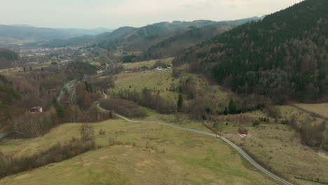 Malerische-Naturumgebung-In-Der-Stadt-Jedlina-Zdroj-In-Niederschlesien,-Polen,-Europa