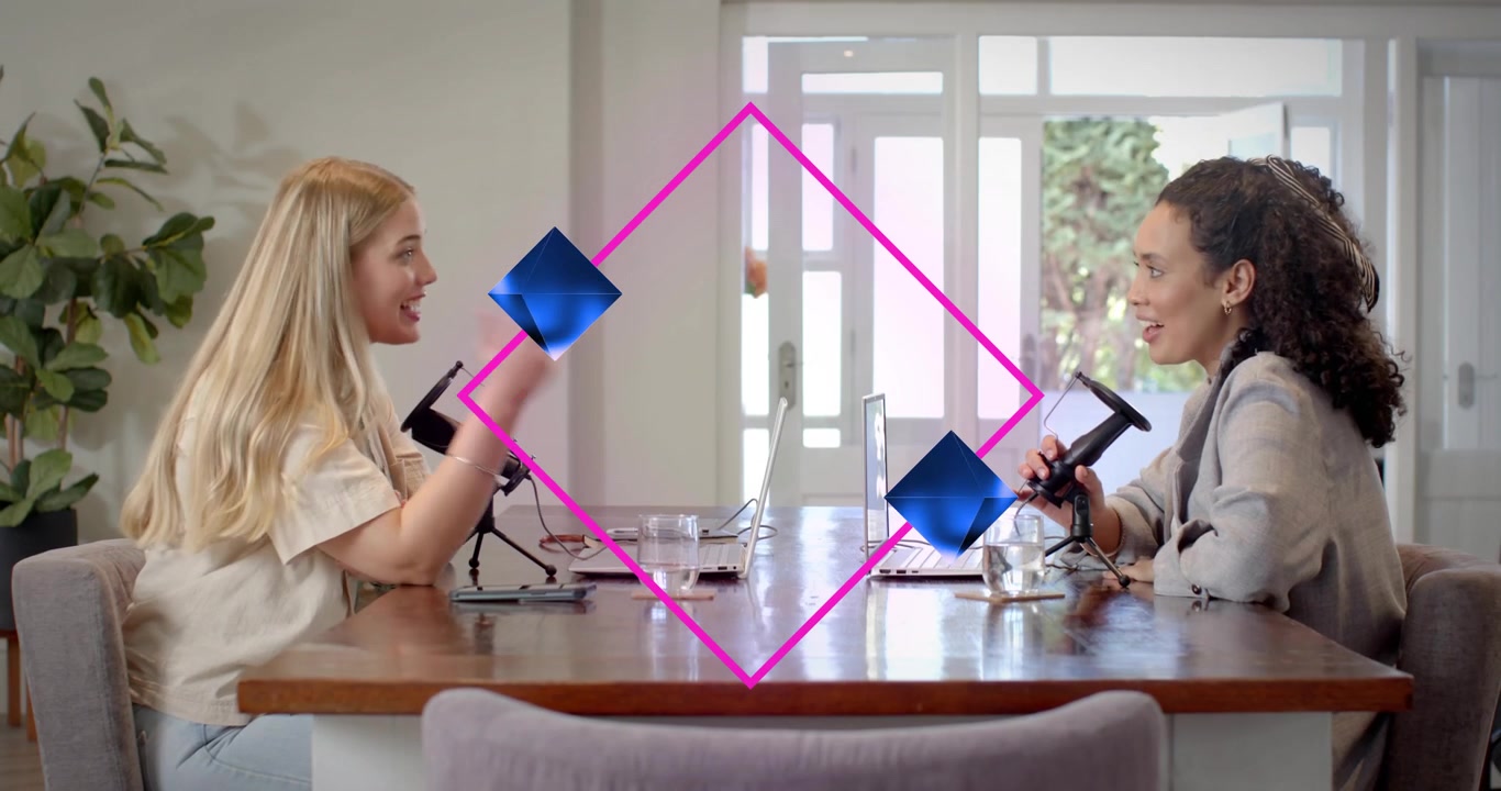 Conduttori di podcast che si chinano e parlano su un contorno a forma di diamante che appare, mentre un overlay magenta mostra cubi rotanti.