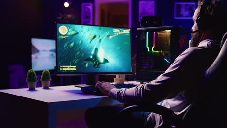 hombre poniendo auriculares para jugar a un juego de un solo jugador volando en una nave espacial
