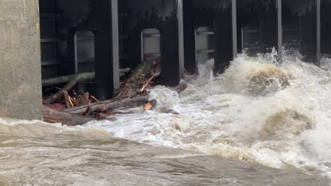 flotsam-at-barrage-bergheim-near-ingolstadt-river-donau-during-flood-2024