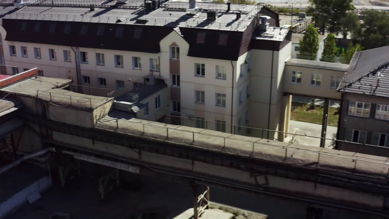 아파트 건물이 있는 산업 구역