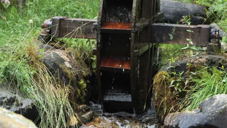 Holzblätter-Fangen-Wasser-Auf-Und-Drehen-Sich-Anmutig,-Während-Sie-Energie-Nutzen