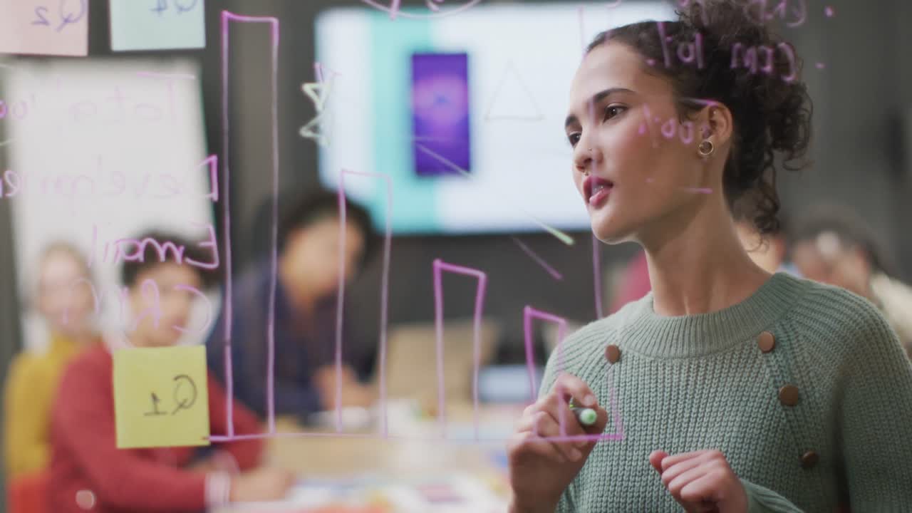 diversas personas de negocios felices discutiendo el trabajo durante una reunión en la oficina