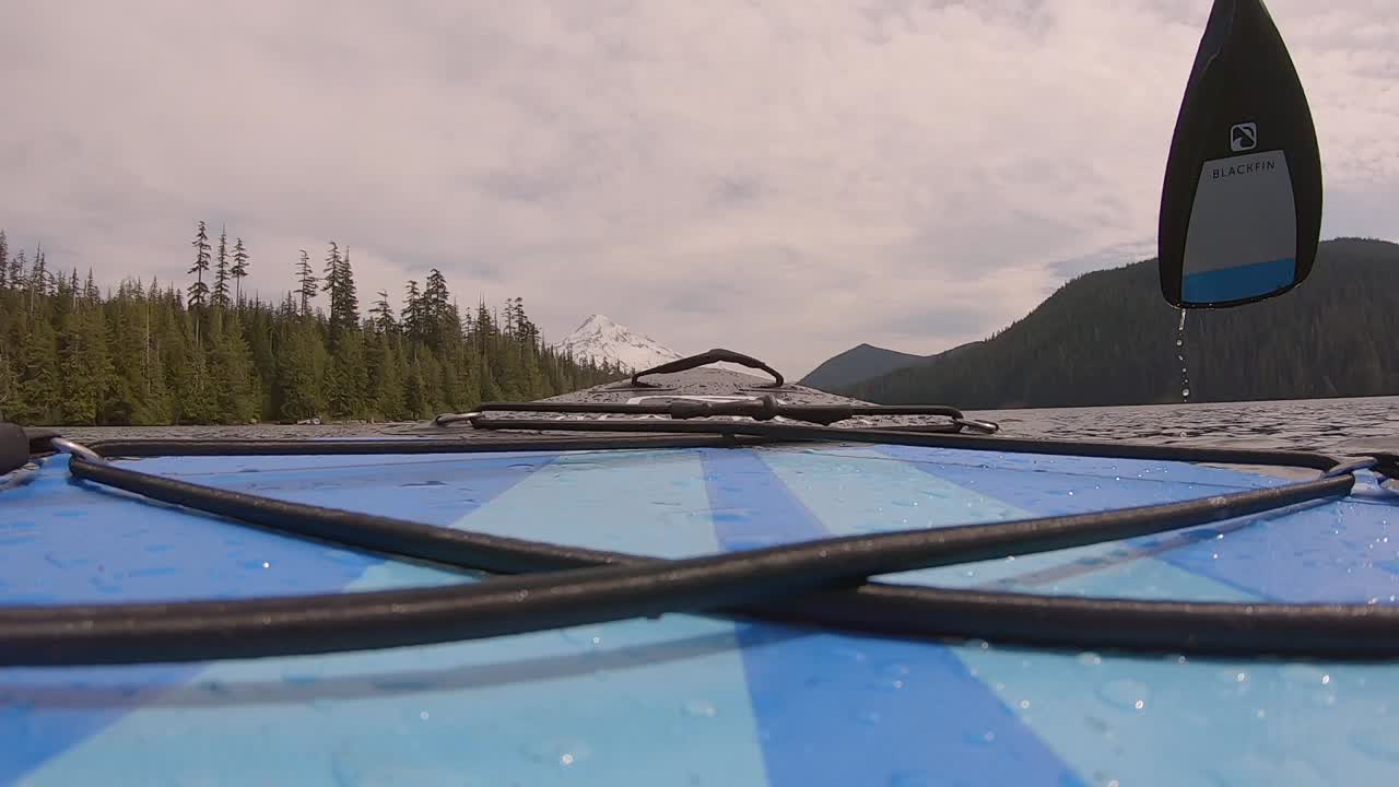 평온 한 호수 에서 패들 보딩