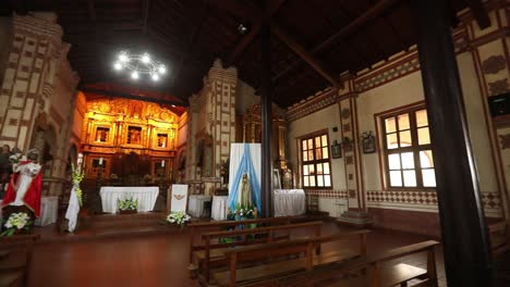 toma panorámica del interior de la iglesia de la misión jesuita en san ignacio de velasco, bolivia
