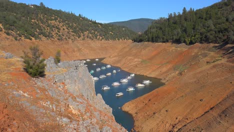 Weitschuss-Von-Hausbooten,-Die-Bei-Extremer-Dürre-Am-Oroville-Lake-In-Kalifornien-Bei-Niedrigwasser-Sitzen-1