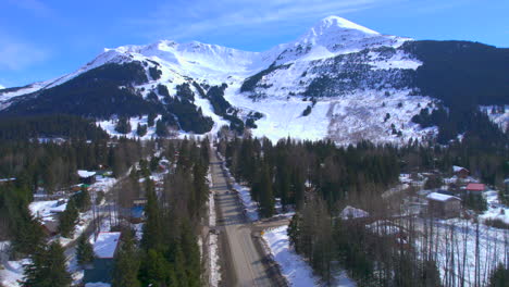 Drone-rising-up-aerial-view-of-Girdwood-Alaska-and-Alyeska-resort-and-mountains