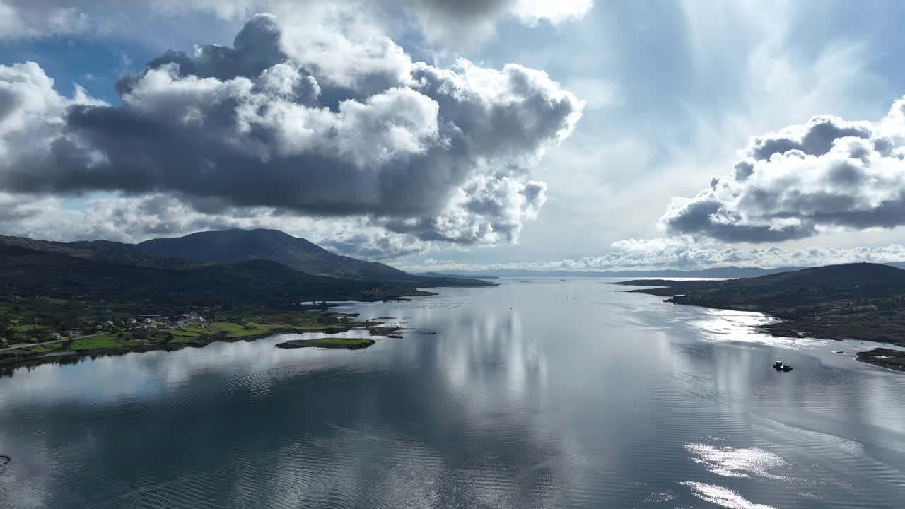 drones nubes dramáticas sobre castletownbere oeste corcho irlanda lugar de turismo en el camino salvaje atlántico justo después del amanecer en una perfecta mañana de verano