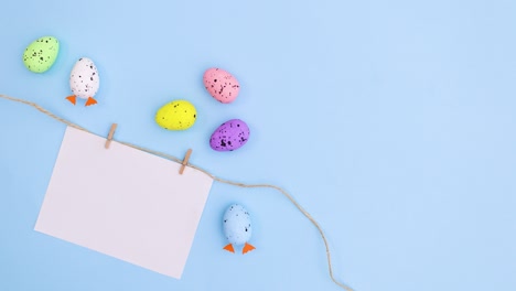 huevos para la pascua se mueven al lado del papel para el texto en tema azul. detener el movimiento