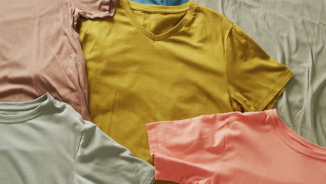 un video de primer plano de camisetas con varias capas.