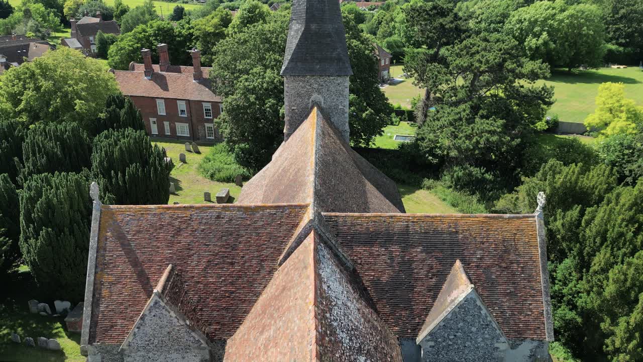 un boom-shot lento hacia arriba que muestra la parte superior de la iglesia evangelista de san juan en ickham, kent