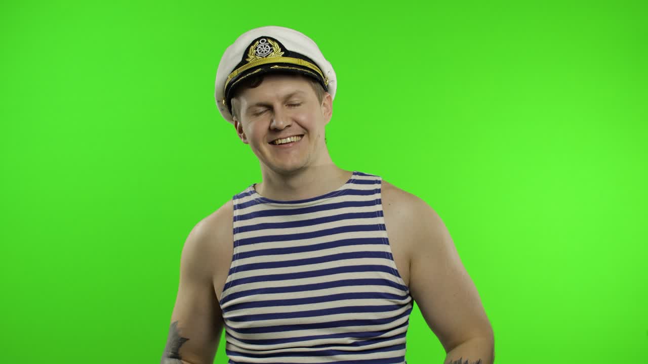 젊은 선원, 자랑스럽고 행복한 손가락으로 자신을 가리키는.