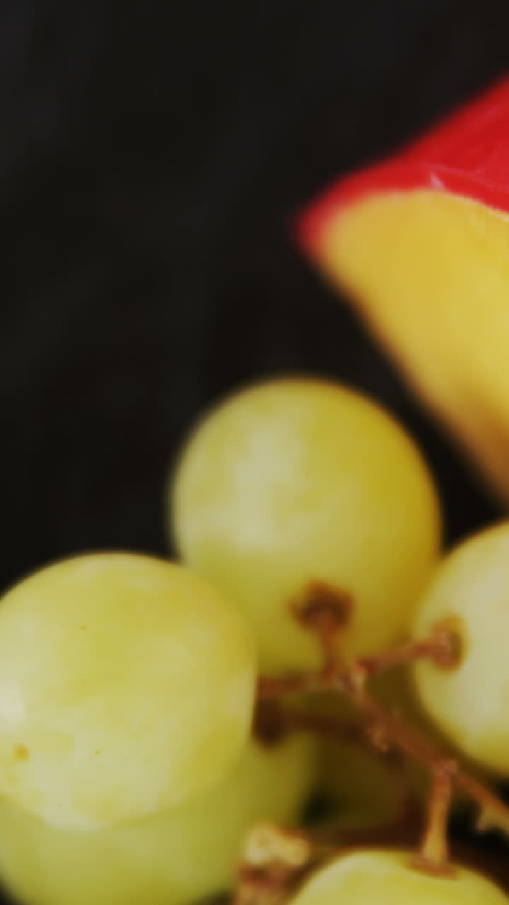 rebanadas de pan, uvas y queso