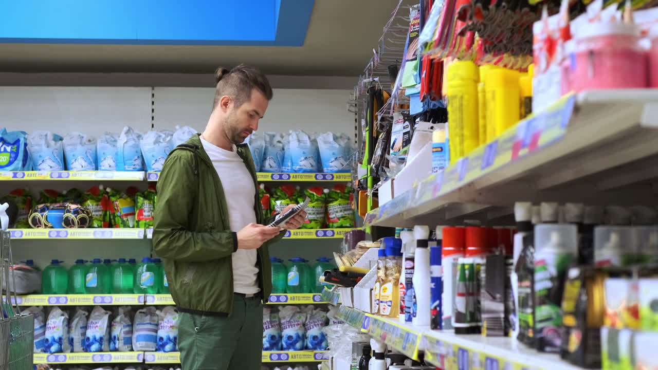 식료품 가게 에서 쇼핑 하는 남자