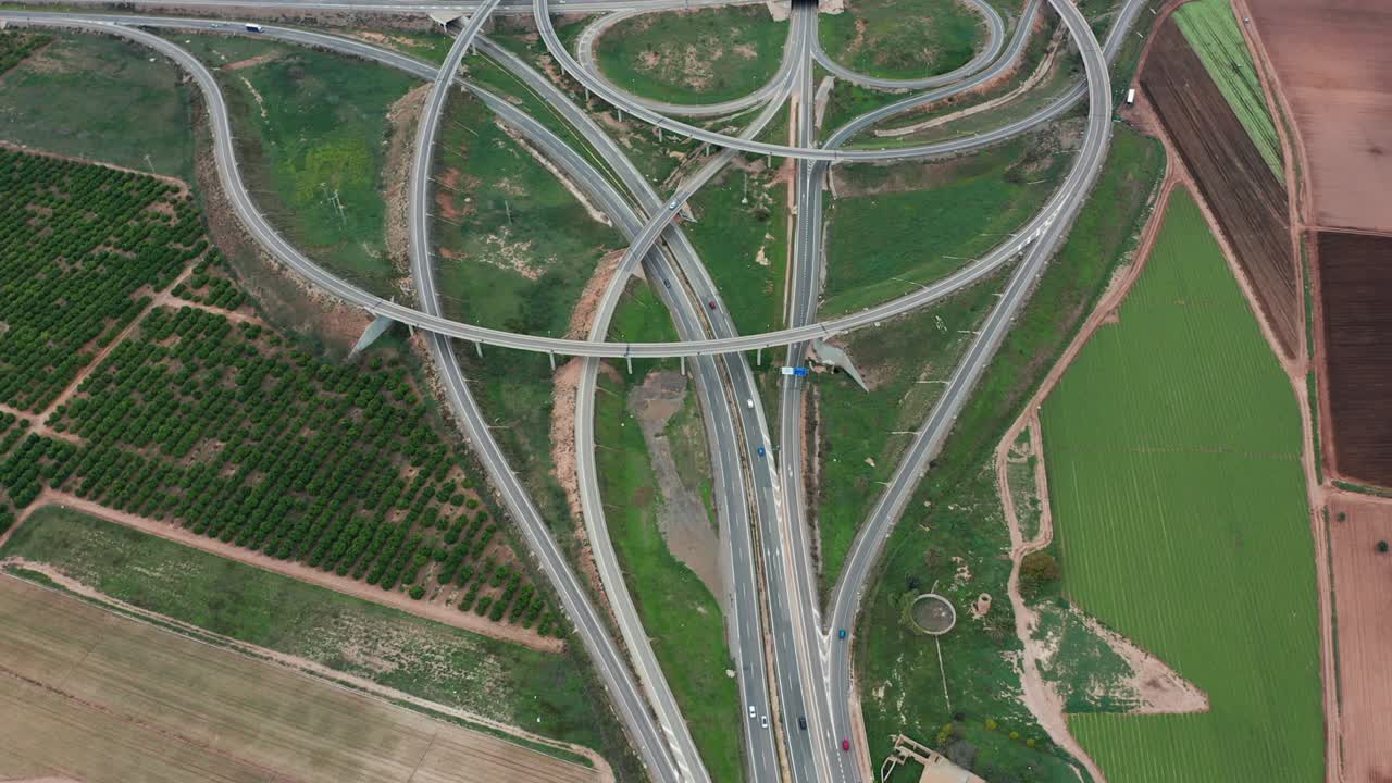 vista aérea. carretera, carretera de cruce de varios niveles con coches en movimiento. coches se mueven en un cruce de carretera de varios niveles