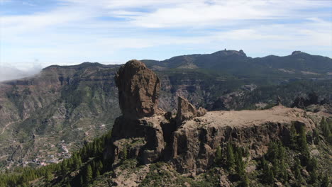 Luftaufnahme-Im-Orbit-Des-Berühmten-Roque-Nublo-Auf-Der-Insel-Gran-Canaria-Und-An-Einem-Sonnigen-Tag