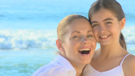 Hermosa-Madre-E-Hija-Posando-En-La-Playa