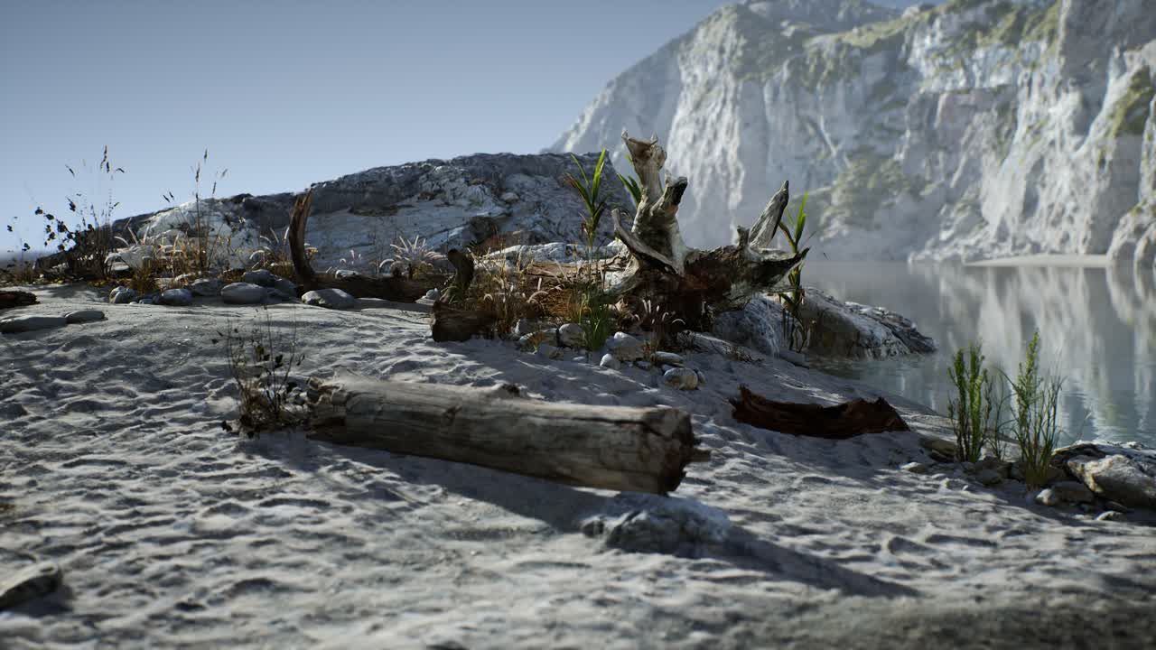 바다 의 바위 절벽 근처 에 있는  ⁇  모래 해변