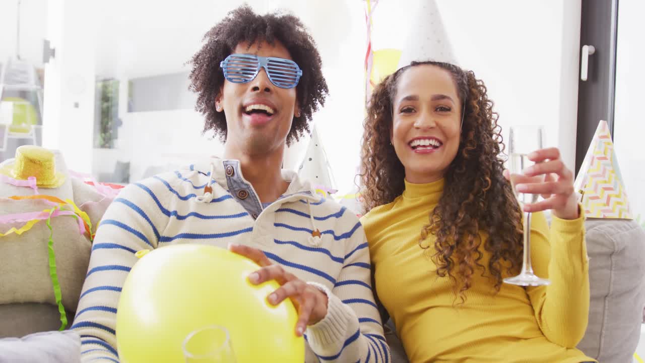 video de una feliz pareja diversa celebrando la víspera de año nuevo y haciendo una videollamada