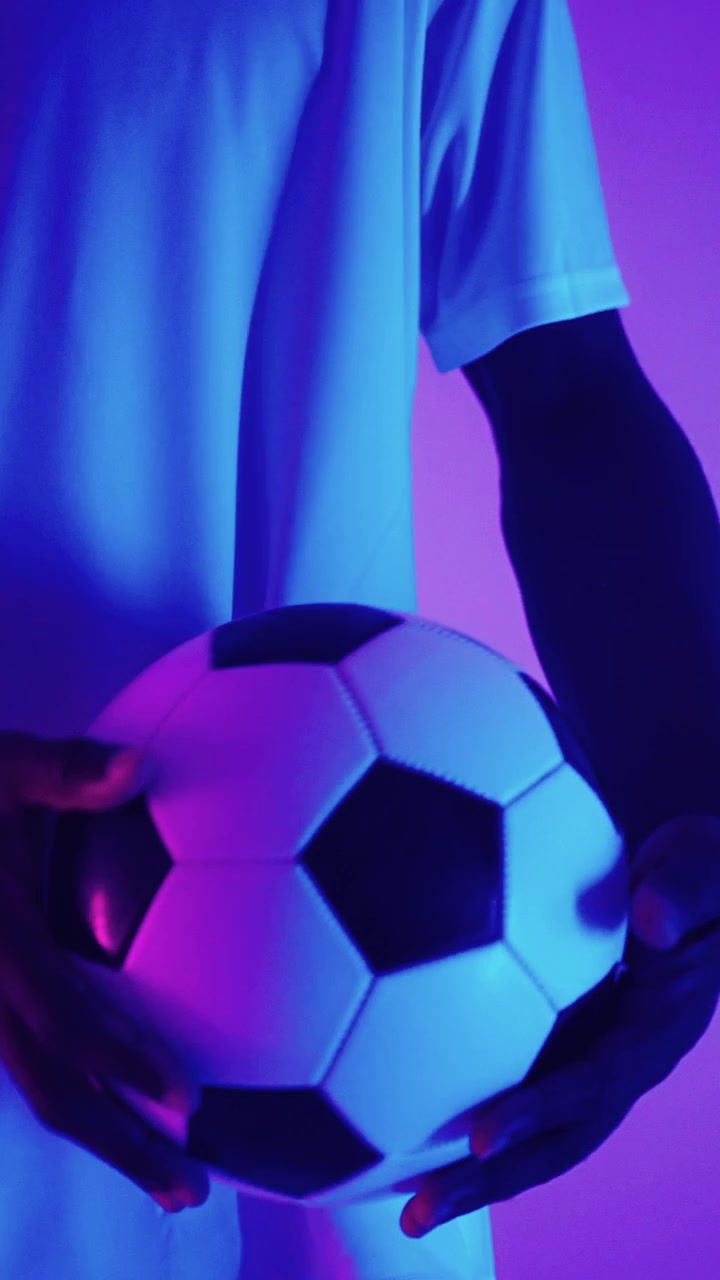 Dinamik Neon Aydınlatmada Topun Üzerindeki Futbolcu Ayağı