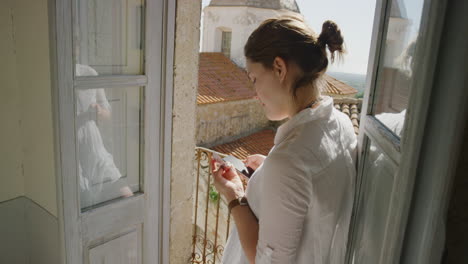 mujer joven usando un teléfono inteligente comprando en línea bancaria gastando dinero en vacaciones disfrutando de viajes de vacaciones