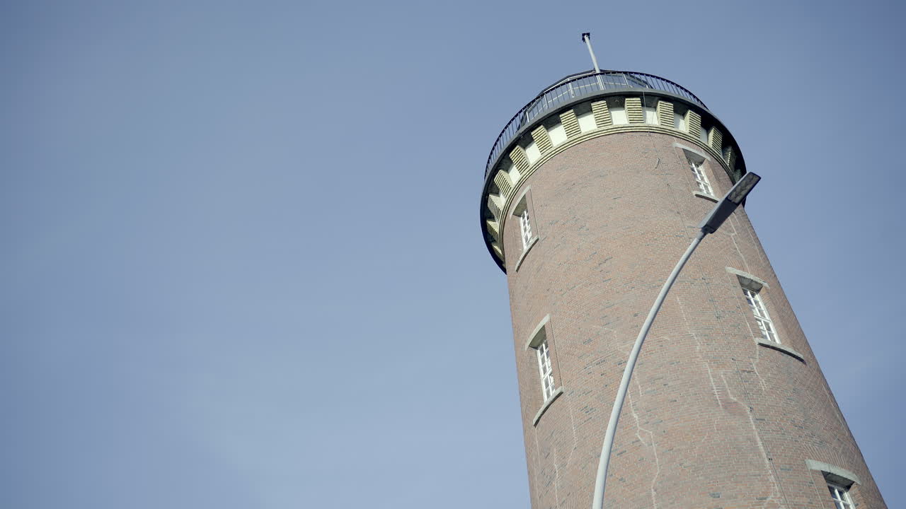 antiguo faro de ladrillo y lámpara con cielo azul 4k