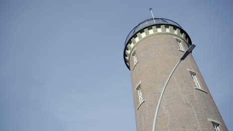 Alter-Backsteinleuchtturm-Und--lampe-Mit-Blauem-Himmel-4k
