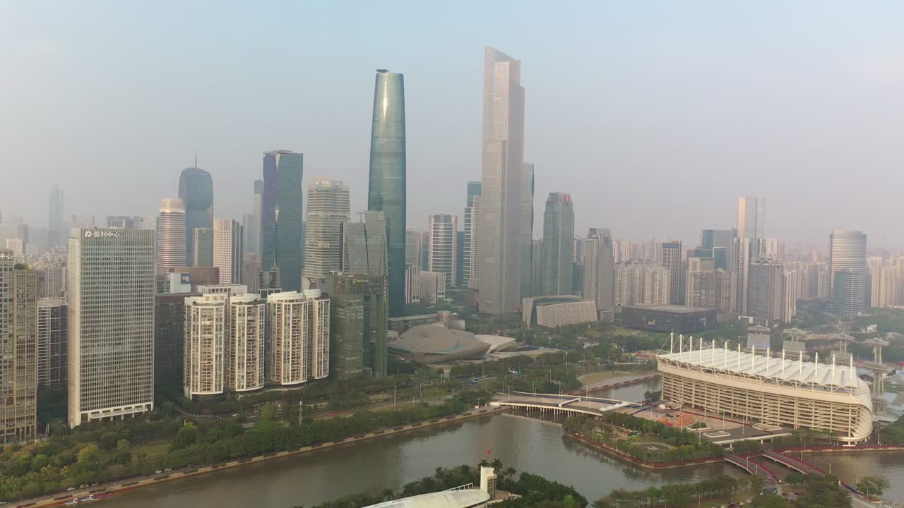noche soleada ciudad de guangzhou centro de la isla famosa estadio a la orilla del río panorama aéreo 4k china