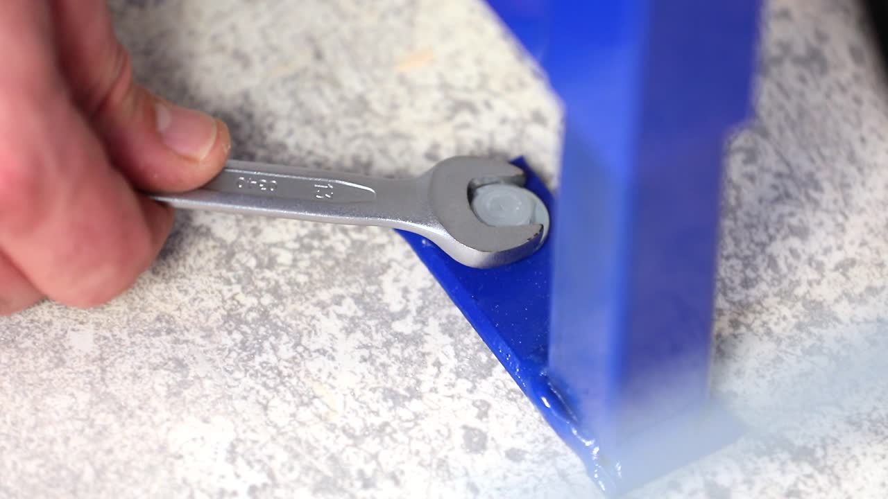 작업자는 작업 열 ⁇ 로 나사를  ⁇ 고 있습니다.