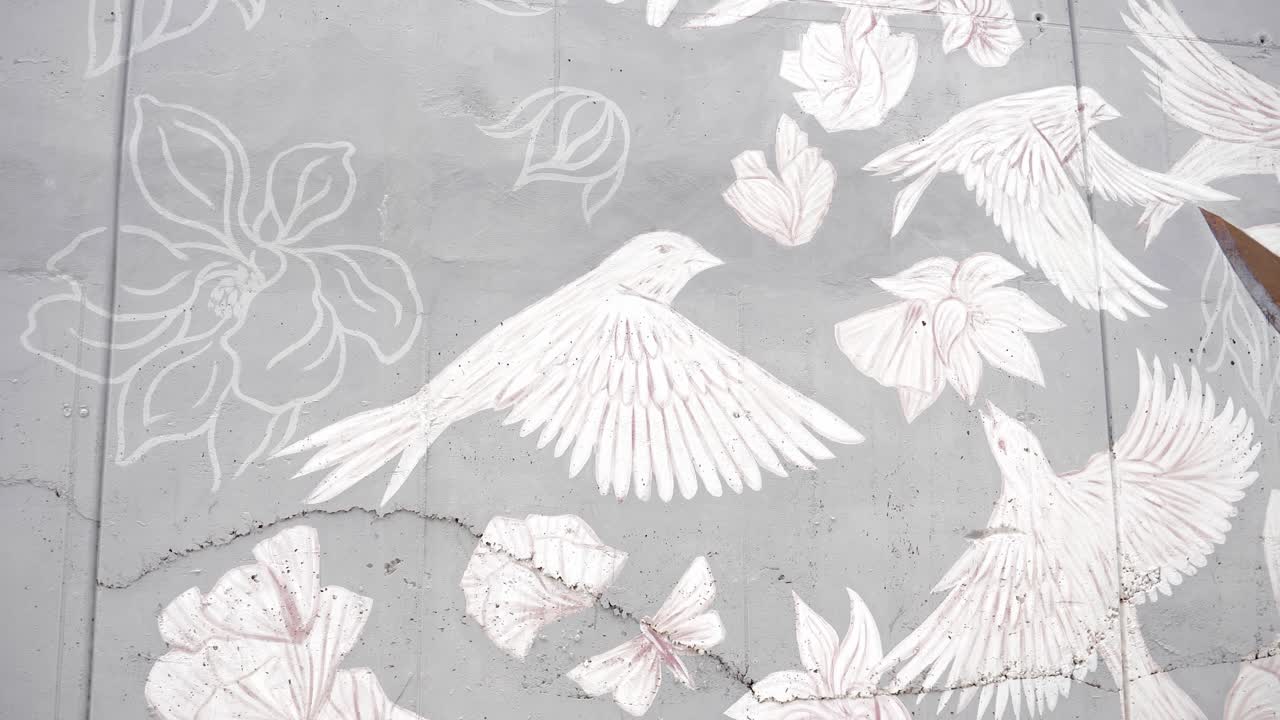 壁に描かれた鳥と花のグラフィティ。アーバンアート。