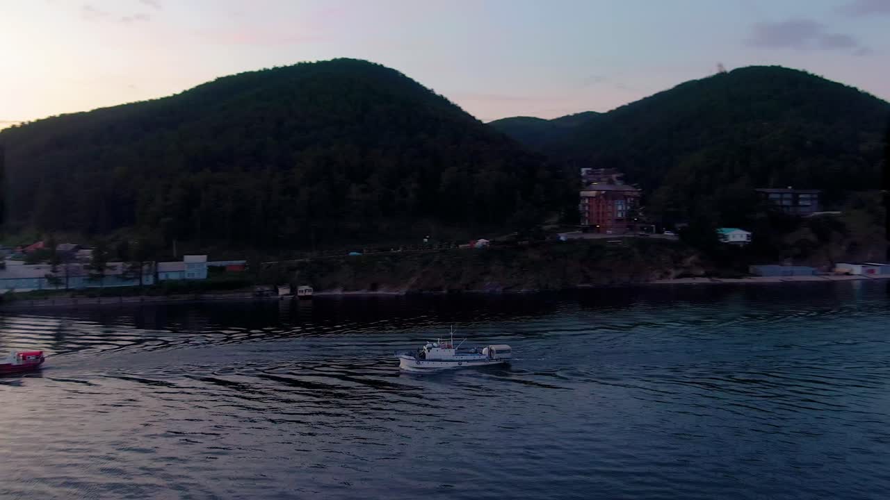 paisaje del lago con barco