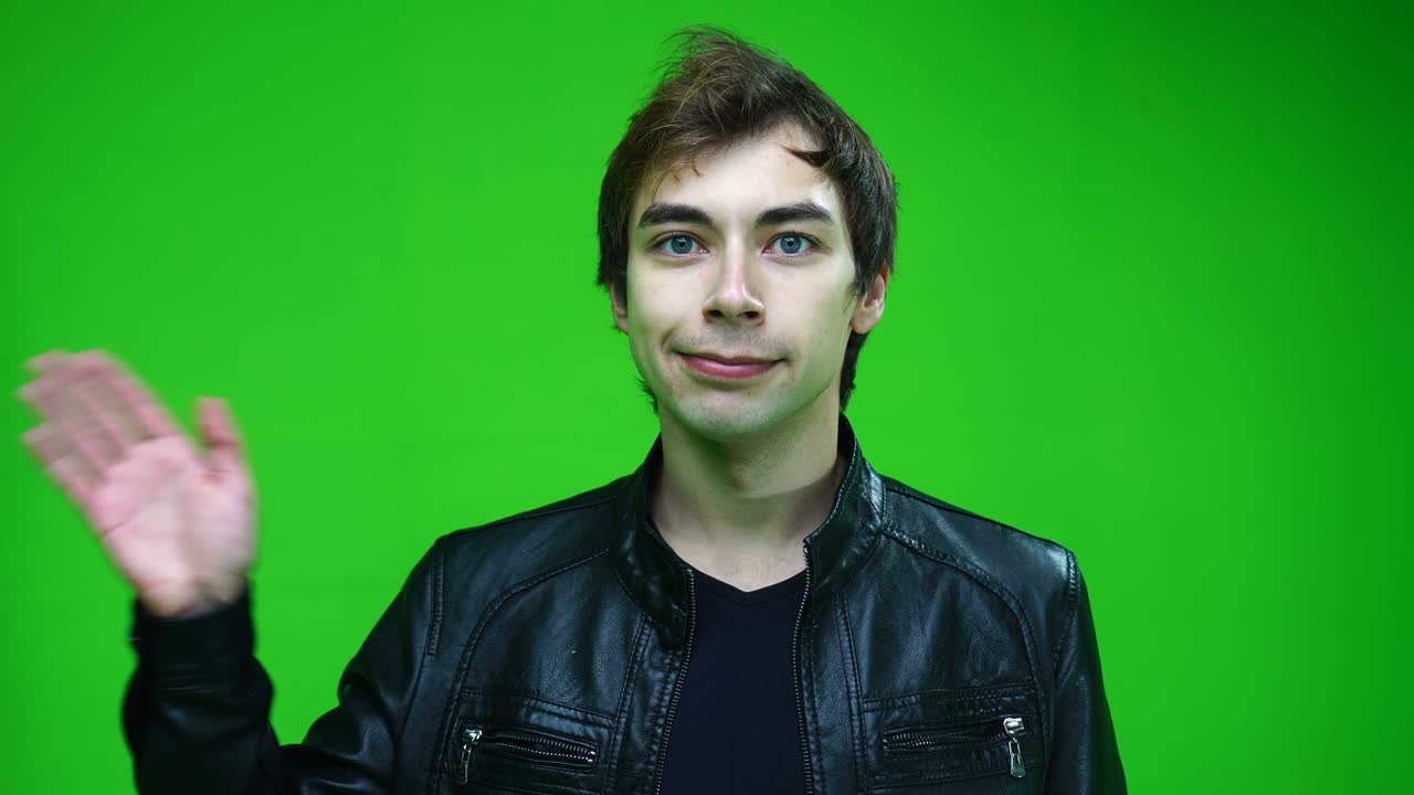 amigable hombre blanco con chaqueta de cuero agita la palma en el gesto de saludo da la bienvenida a alguien.
