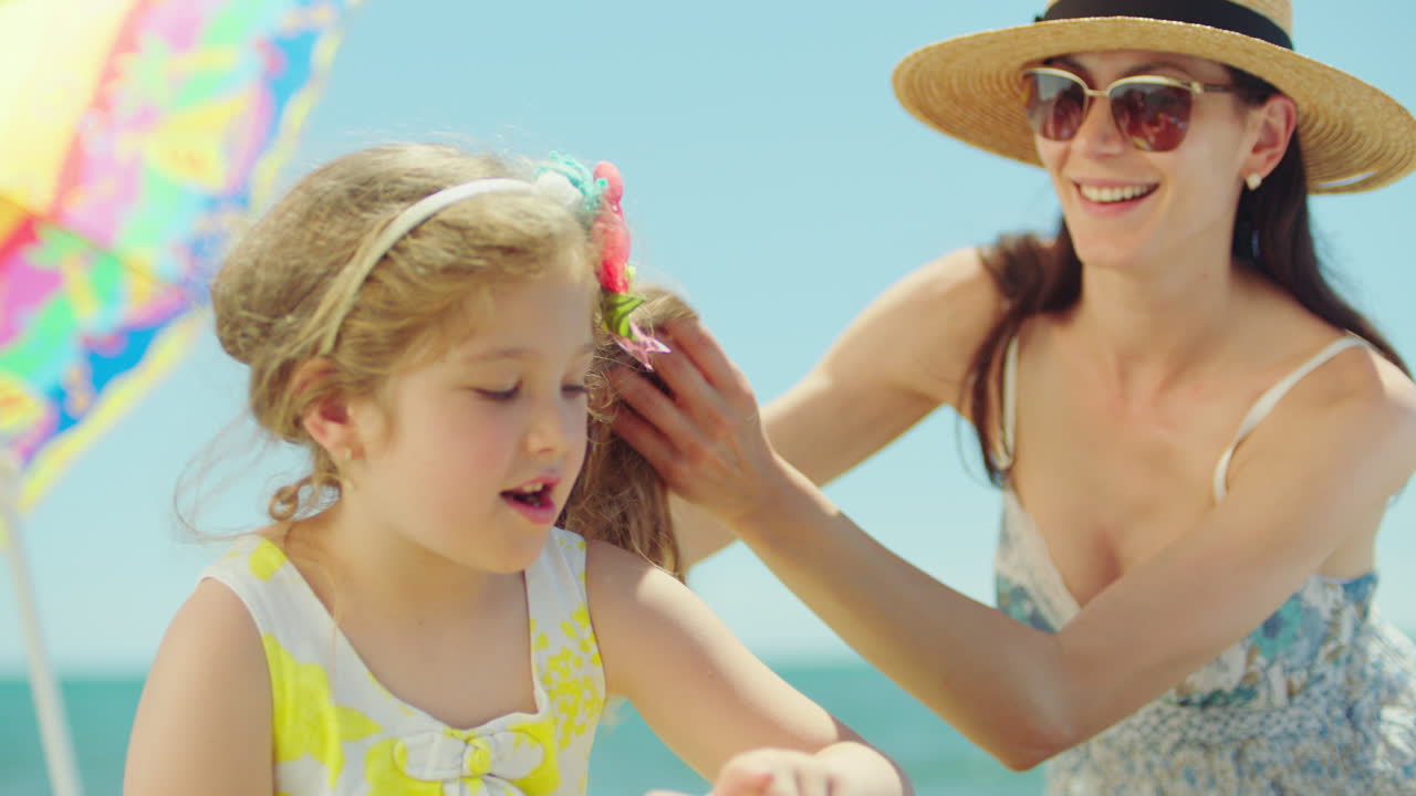 해변에서 어머니와 딸