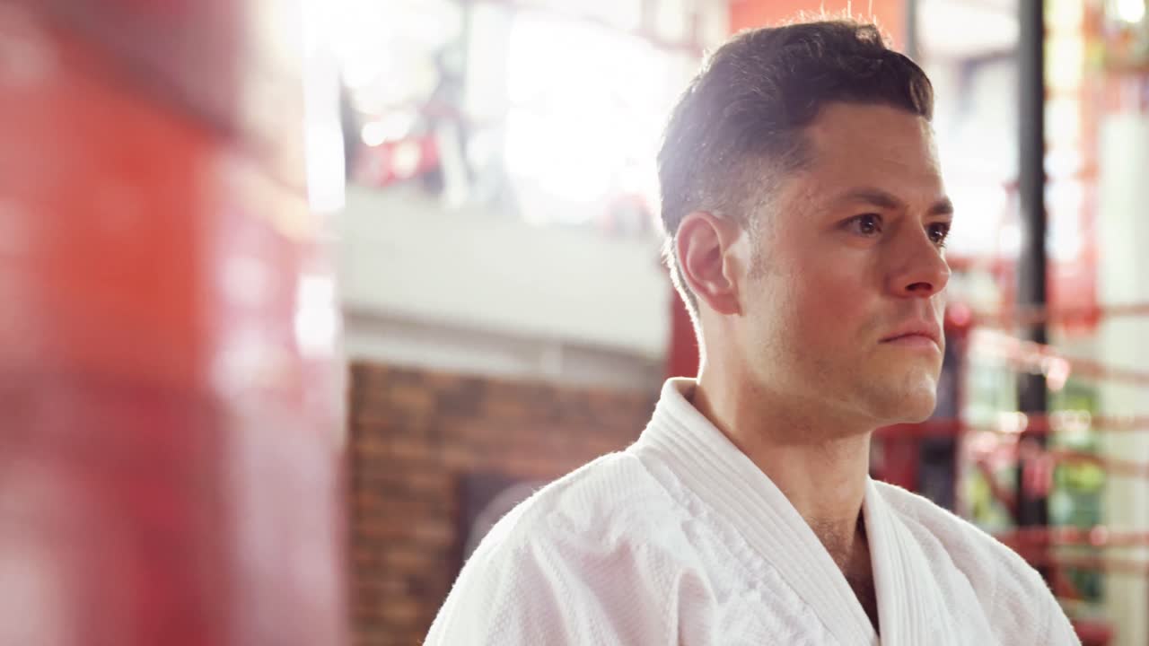 피트니스 스튜디오 에 있는 남자