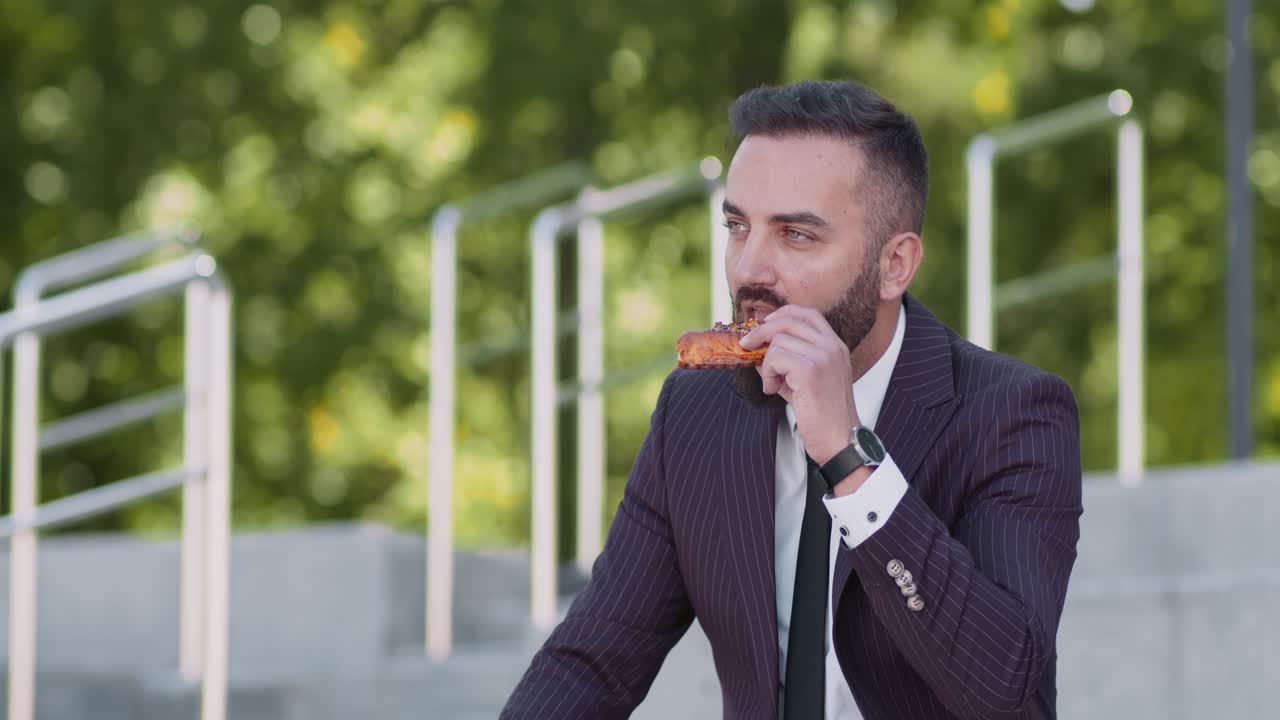 un hombre de negocios almorzando al aire libre.