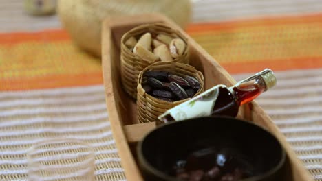 frutos secos, licor de caramelo y caramelos gourmet bañados en chocolate, todos elaborados con ingredientes cosechados en granjas orgánicas en la selva amazónica - foco de rack aislado