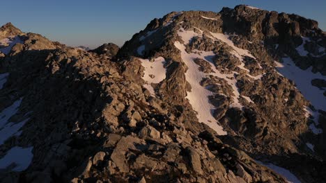 hermosos tonos de puesta de sol en una montaña en columbia británica, canadá