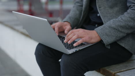 hombre trabajando en una laptop al aire libre