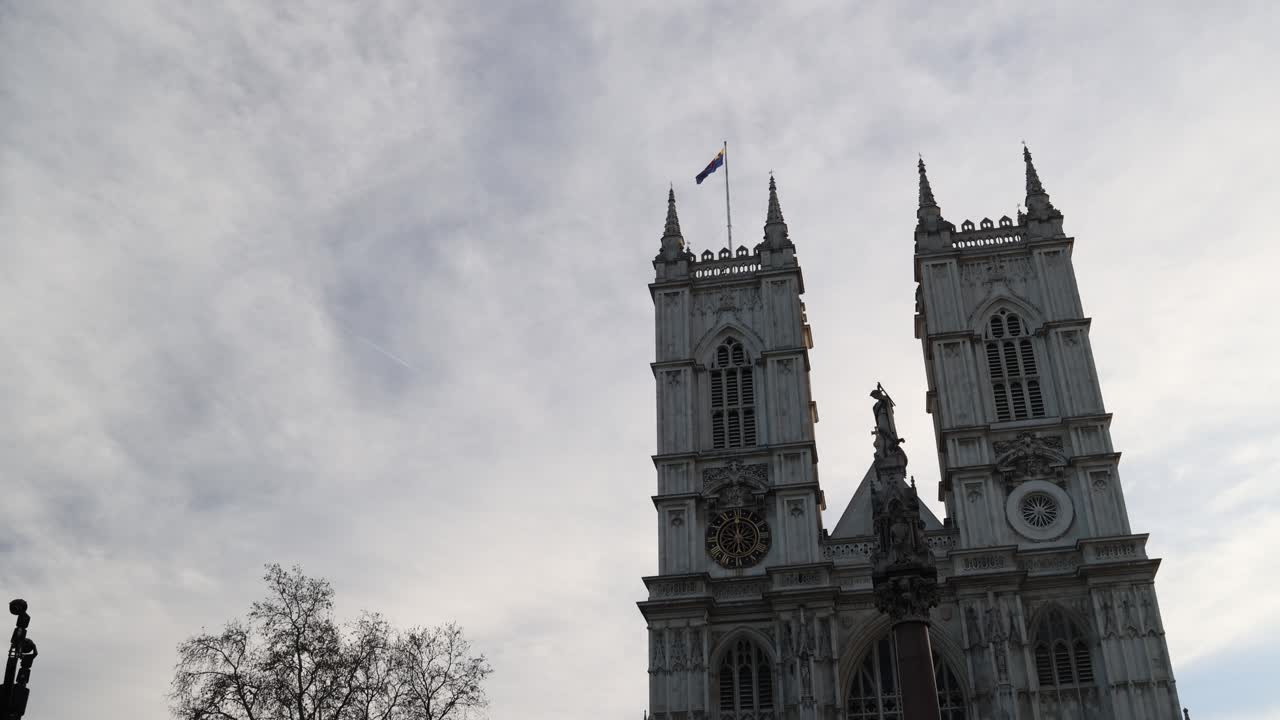 Tu viện Westminster với nền trời ấn tượng, cảnh thiết lập.