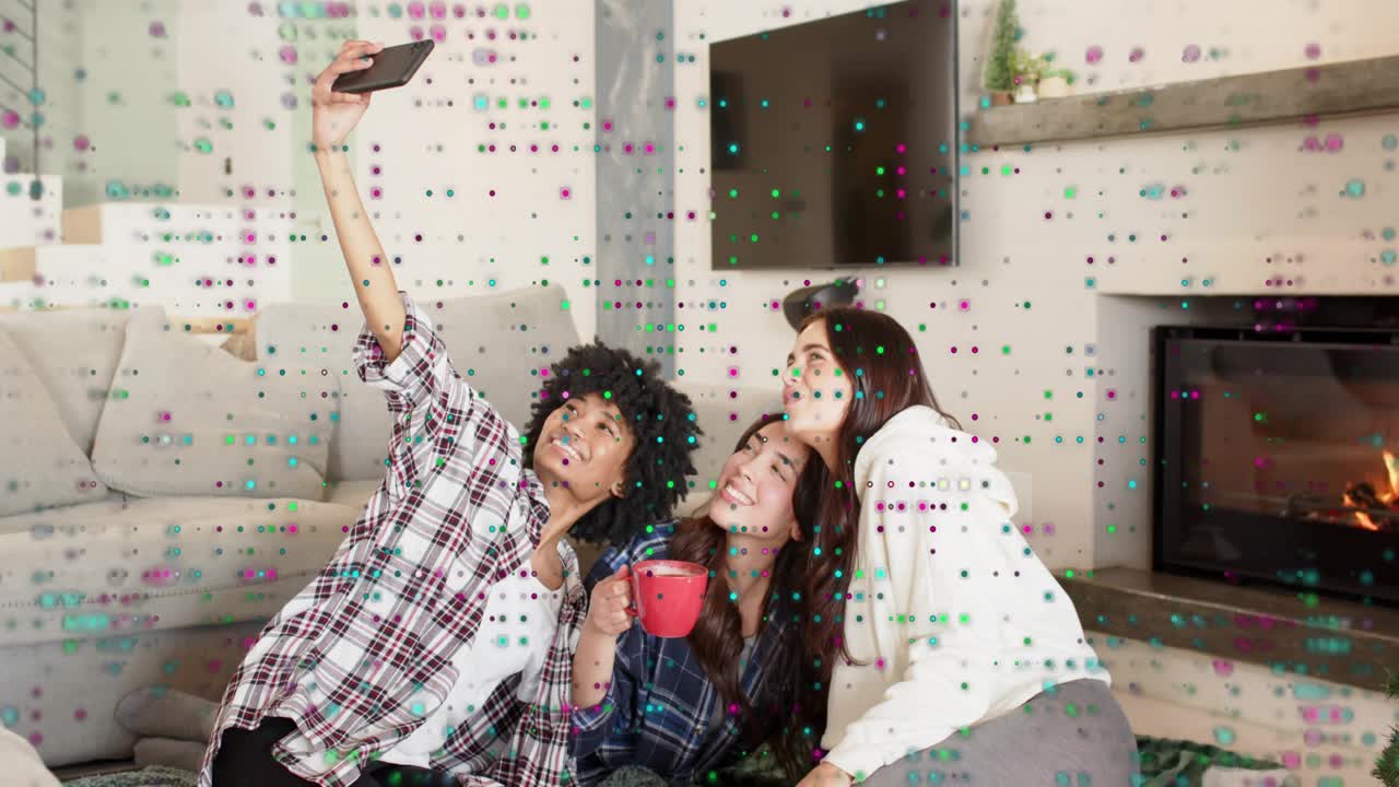 Knælende kvinde, der holder en telefon op, en trio af kvinder, der poserer for en social selfie, drikker af en rød kop og deler popcorn