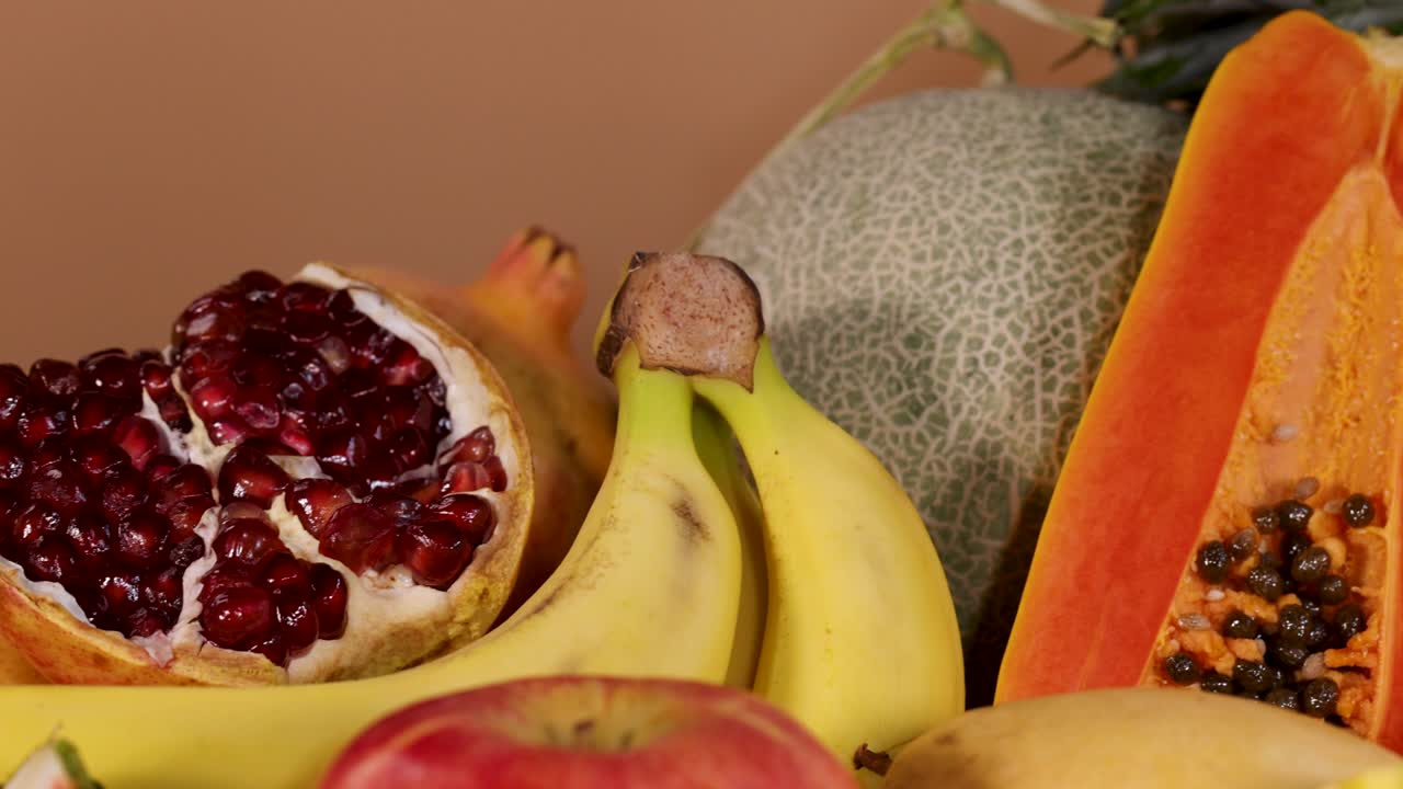 Et fargerikt utvalg av ferske, oppskårne frukter