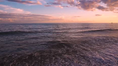 Barco-Navegando-Por-El-Mar-Al-Atardecer-En-Kingston-Jamaica