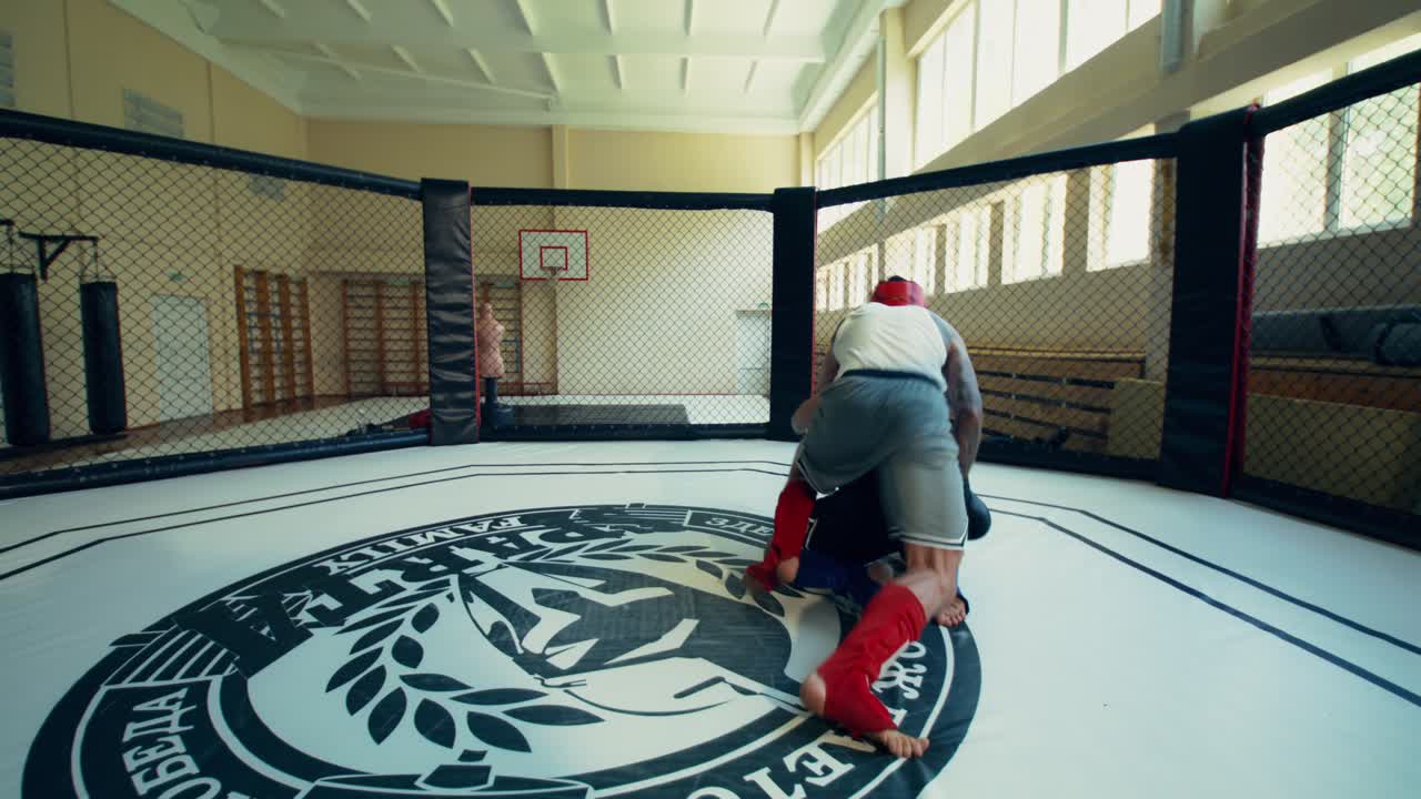 Sessione di sparring di MMA in gabbia
