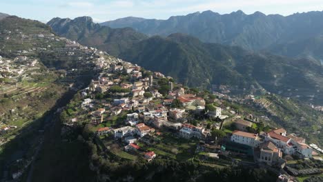 Toma-Aérea-De-Ravello,-Italia,-Que-Muestra-Colinas-En-Terrazas-Y-Arquitectura-Clásica-A-La-Luz-Del-Sol.