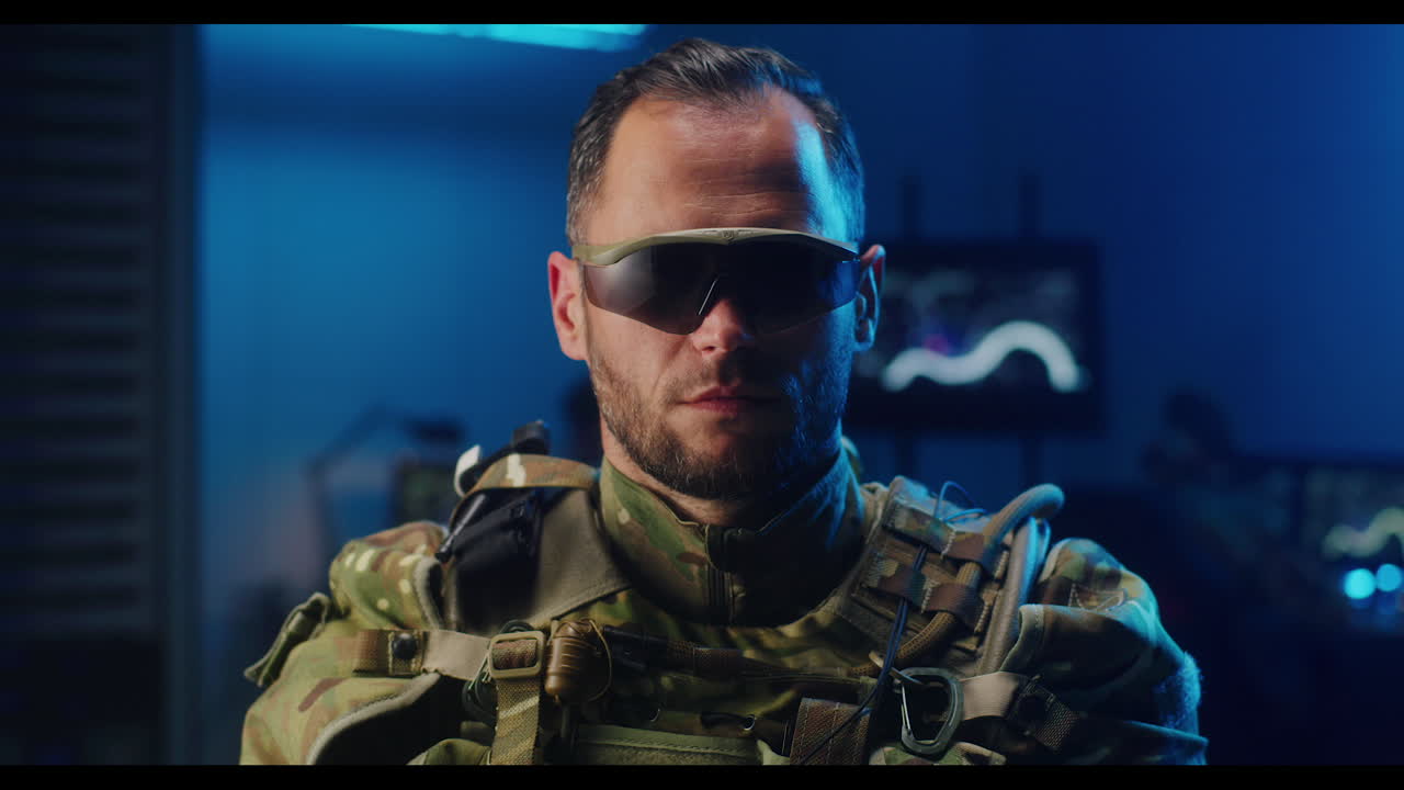 soldado con equipo militar futurista