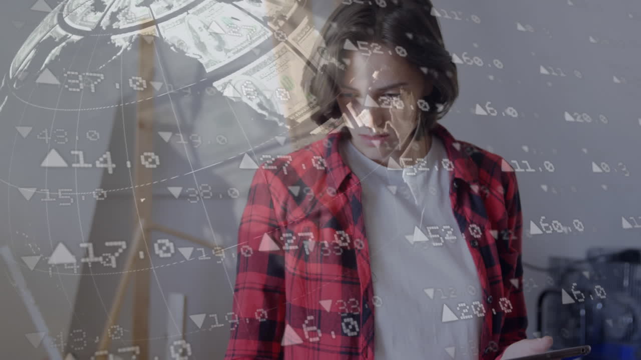 la animación muestra el procesamiento de datos y el concepto de finanzas con una mujer usando una tableta.