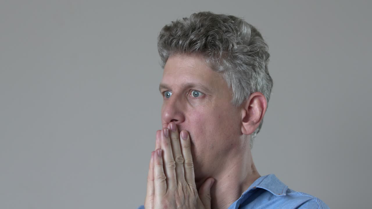 남자 근접 촬영 얼굴이 두려워하고 놀라고 우려를 표명