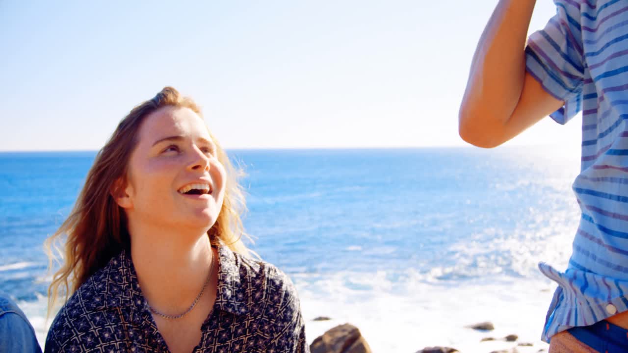 해변 4k에서 서로 상호 작용하는 친구들의 그룹