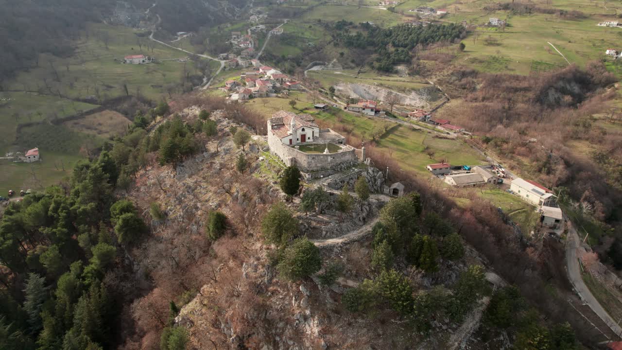 vista circular aérea del santuario encaramado en la colina en un valle
